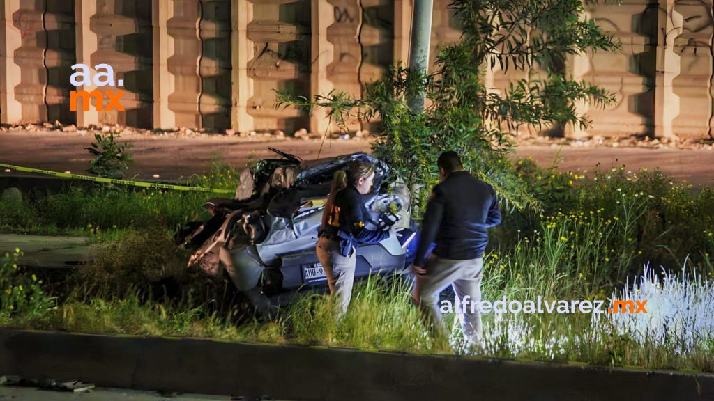 Hombre muere al perder el control y caer desde un puente