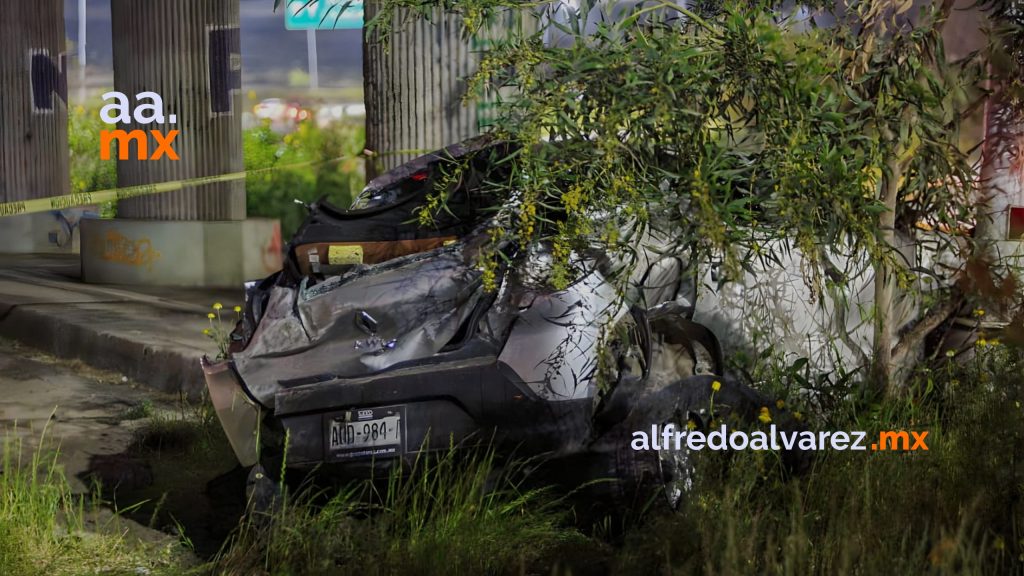 Hombre muere al perder el control y caer desde un puente