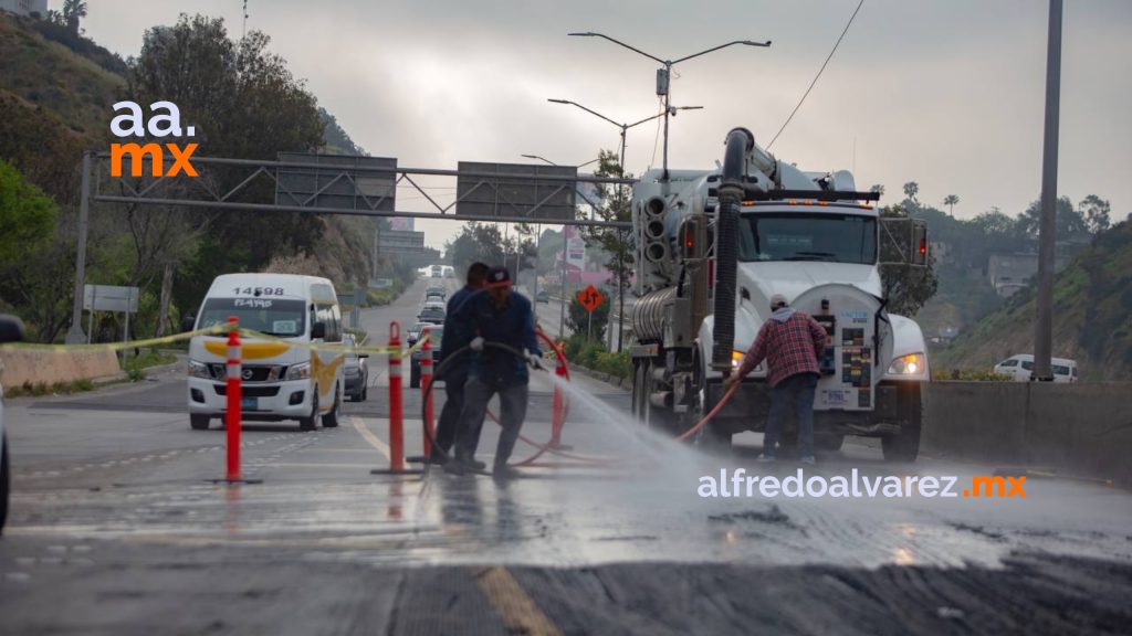 Camión de CESPT derrama desechos sobre el acceso a Playas