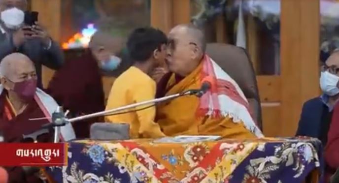 Dalái Lama se disculpa tras besar a un niño en los labios