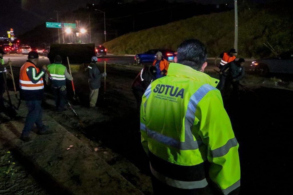 Ayuntamiento realiza bacheo nocturno en La Presa Este Ayuntamiento realiza bacheo nocturno en La Presa Este