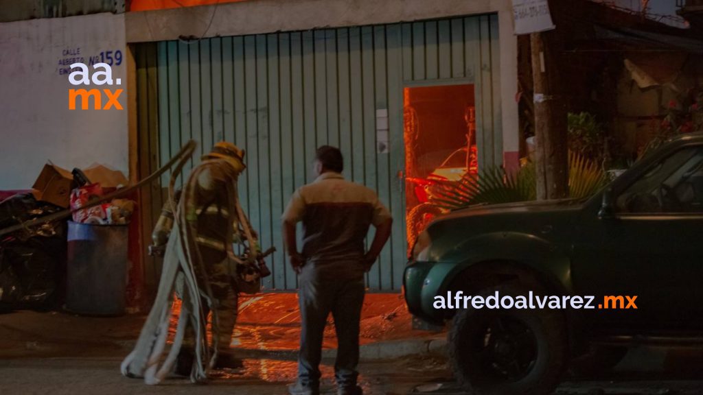 Incendio en taller mecánico provoca evacuación de viviendas