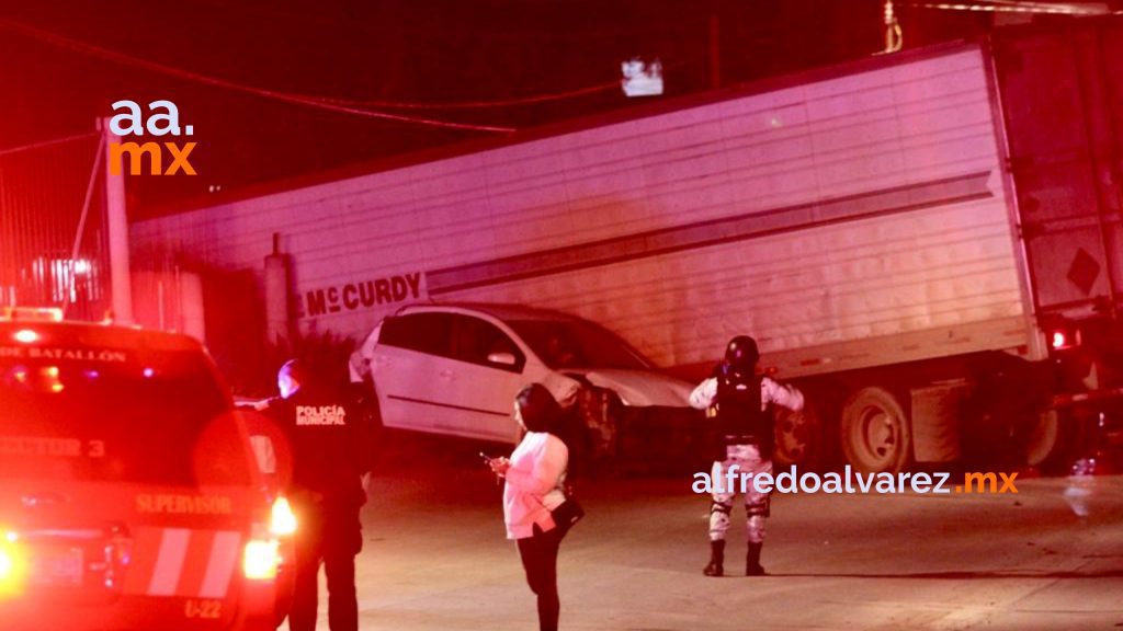 Tráiler sin frenos embiste seis vehículos y se impacta en casa