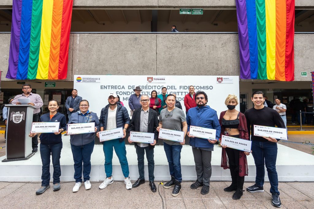 Alcaldesa entrega 240 créditos a integrantes de la comunidad LGBTTTIQ+ y mujeres