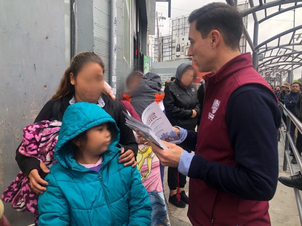 Ayuntamiento de Tijuana ofrece servicios a migrantes que esperan en Garita