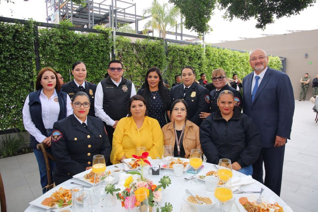 Montserrat Caballero reconoce a más de cien mamás policías y bomberas