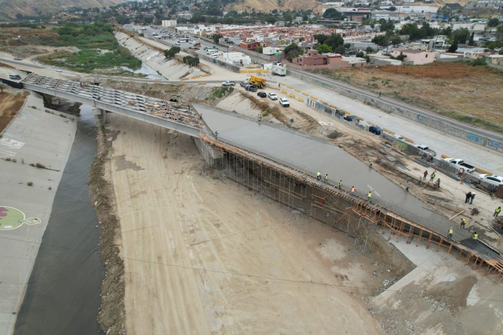 Sidurt inicia colado de losas de rodamiento en Puente Los Olivos