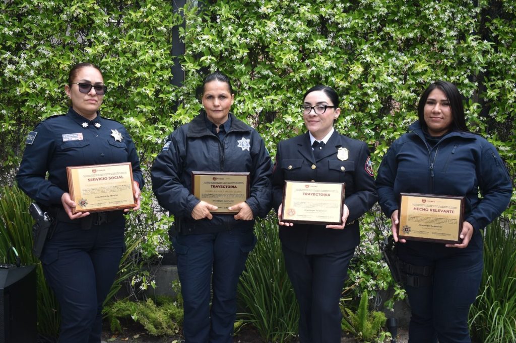Montserrat Caballero reconoce a más de cien mamás policías y bomberas