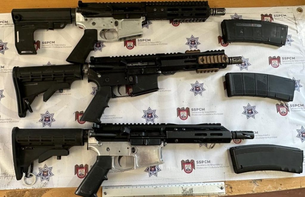 Policía municipal detiene a tres hombres con fusiles de asalto