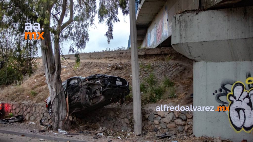 Joven conducía a exceso de velocidad y se impacta en un árbol