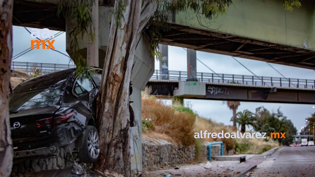 Joven conducía a exceso de velocidad y se impacta en un árbol