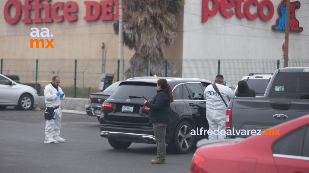 Pareja acribilla a dos hombres en Costco