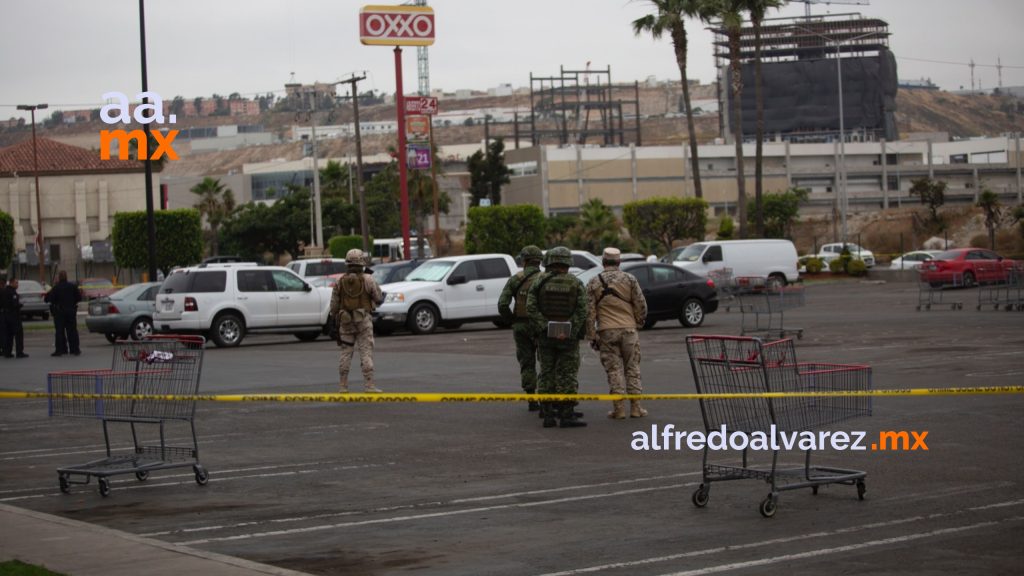 Pareja acribilla a dos hombres en Costco