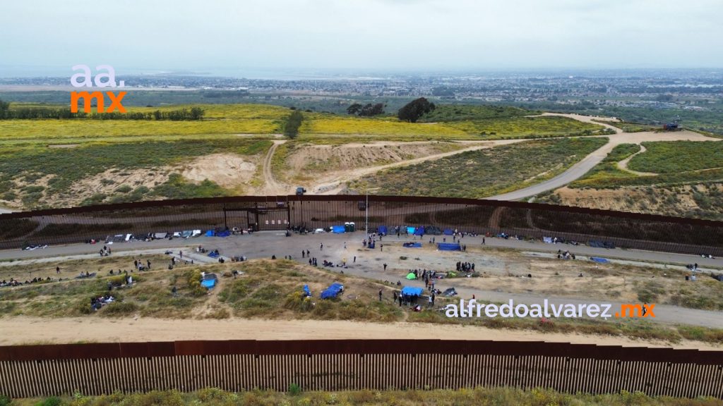 Migrantes siguen varados entre dos muros que dividen a México y EUA