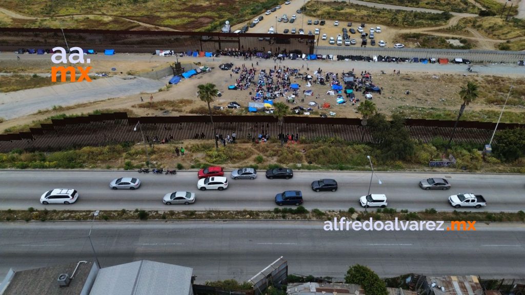 Migrantes siguen varados entre dos muros que dividen a México y EUA