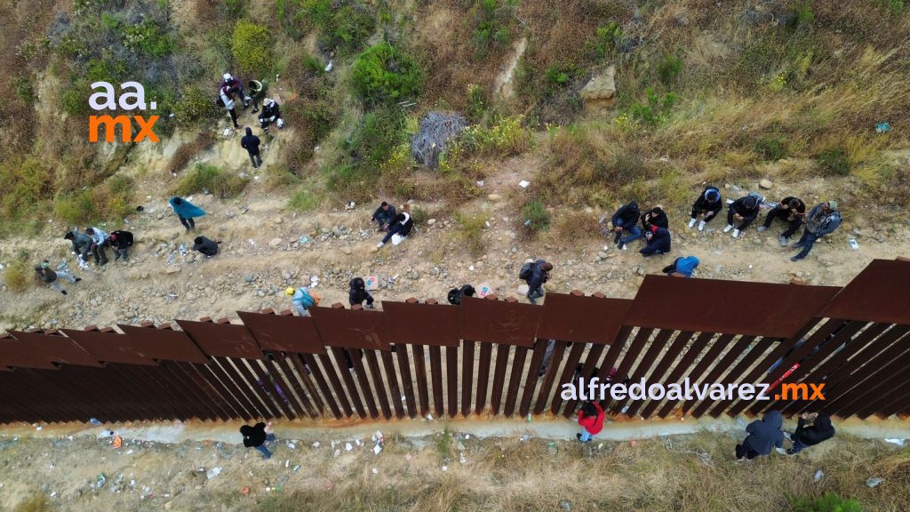 Migrantes siguen varados entre dos muros que dividen a México y EUA