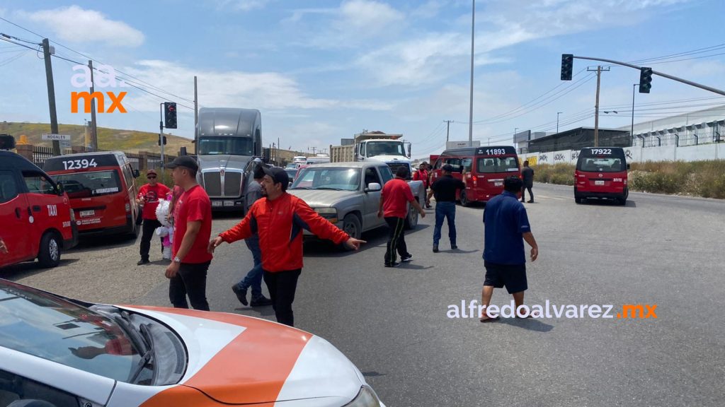 Manifestación de taxistas Rojo y Negro culmina con cierre parcial de la Garita de San Ysidro