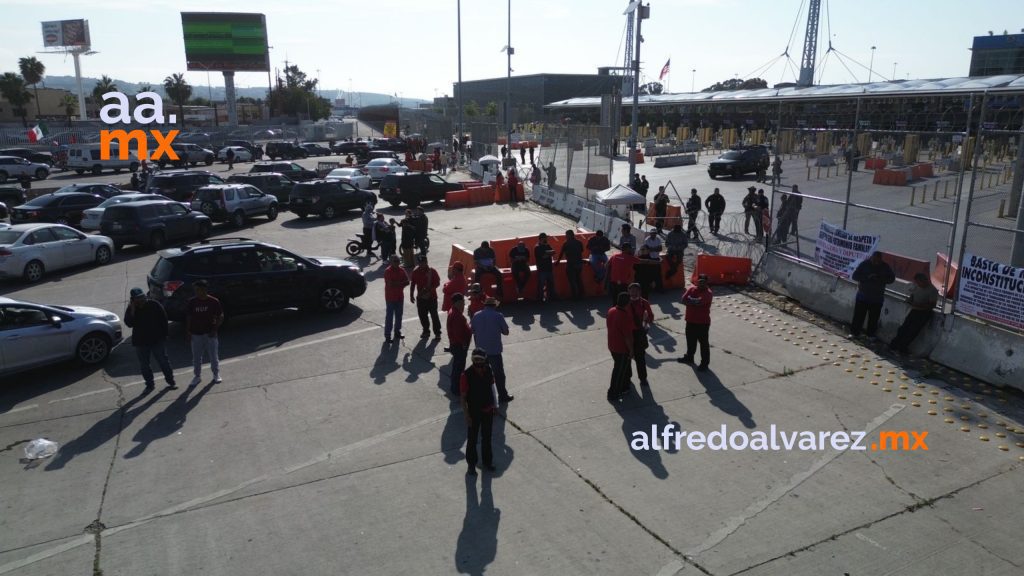 Manifestación de taxistas Rojo y Negro culmina con cierre parcial de la Garita de San Ysidro