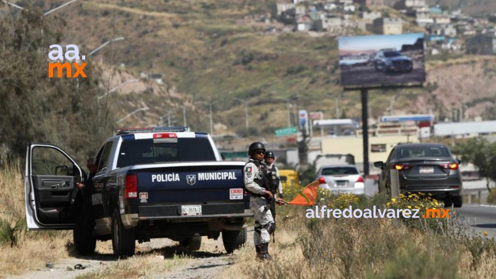 Joven vuelca en auto deportivo y queda detenido por traer armas