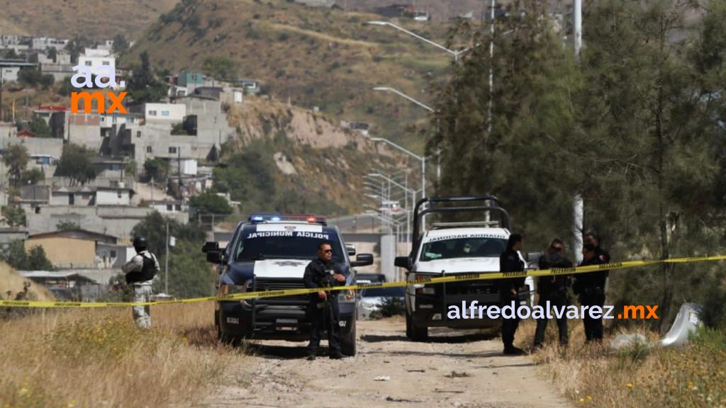 Joven vuelca en auto deportivo y queda detenido por traer armas