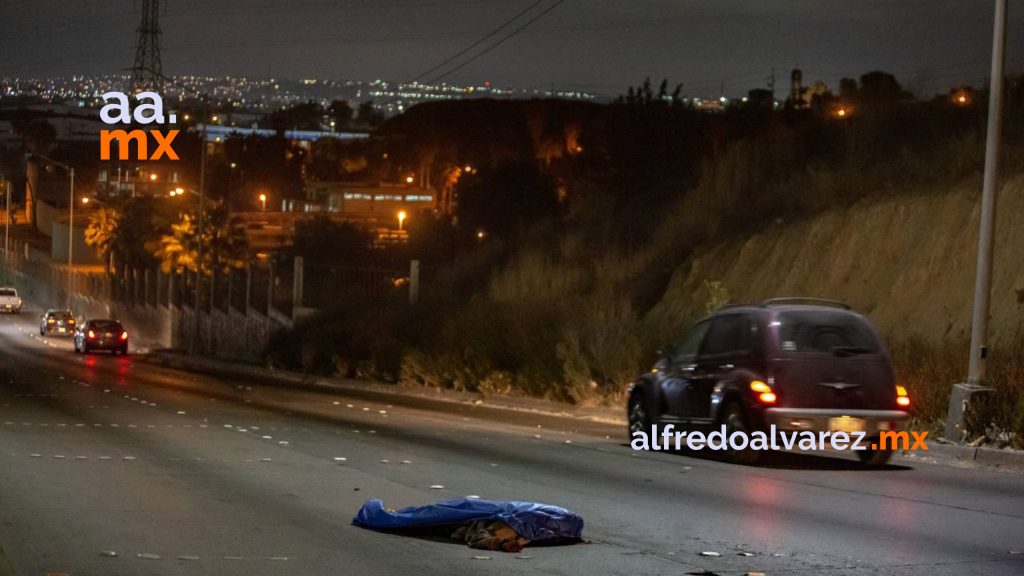 Automovilista atropella y arrastra a una mujer, luego huye
