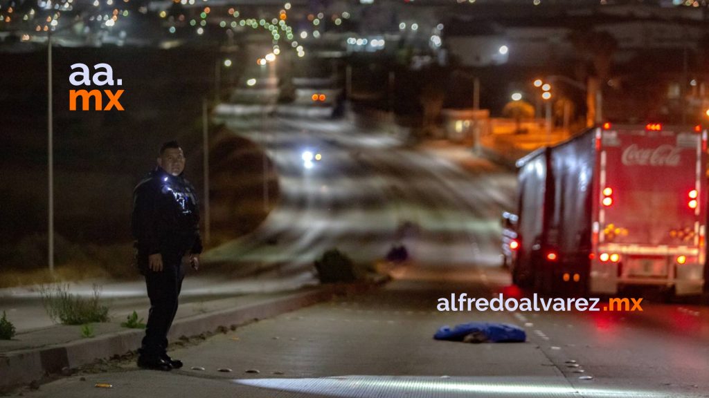 Automovilista atropella y arrastra a una mujer, luego huye
