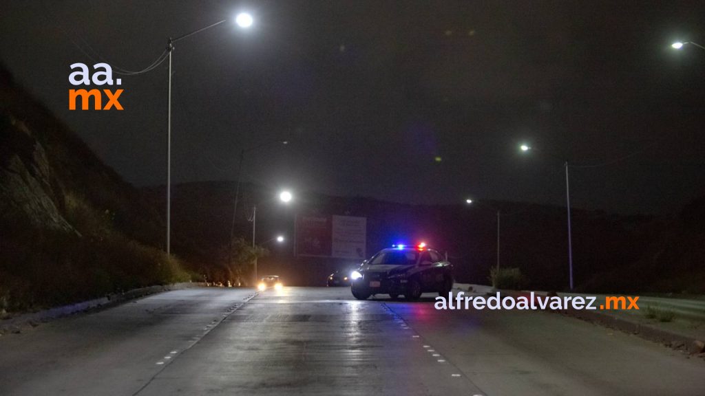 Automovilista atropella y arrastra a una mujer, luego huye