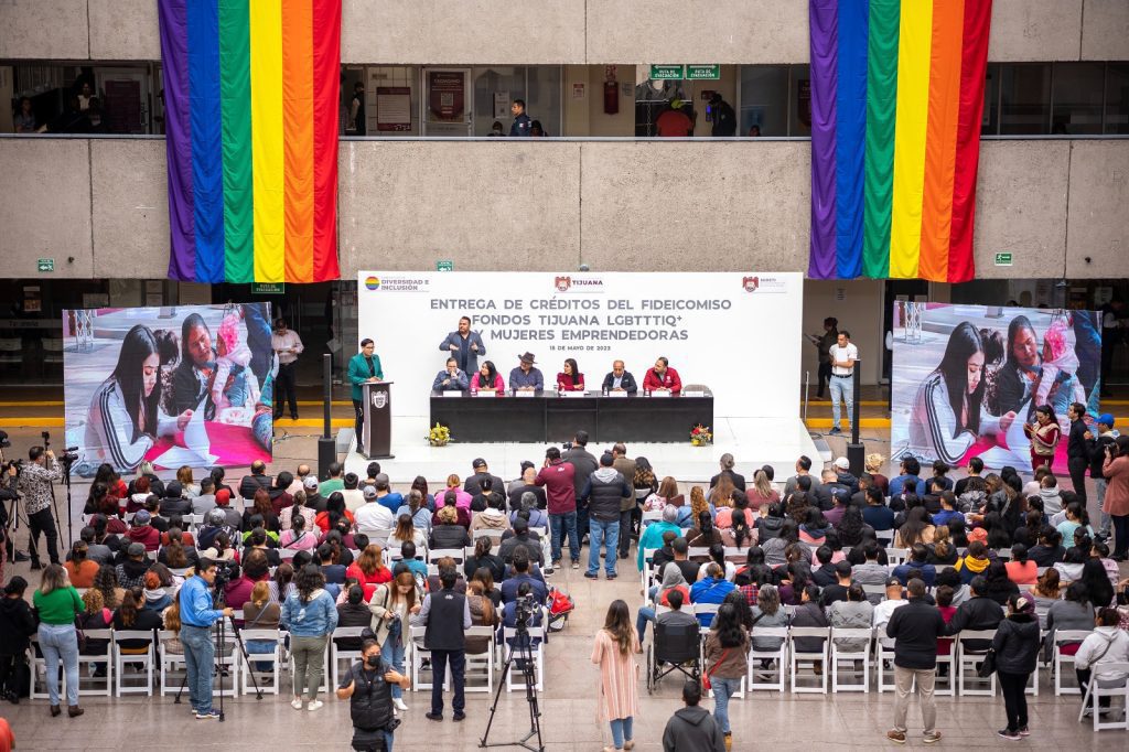 Alcaldesa entrega 240 créditos a integrantes de la comunidad LGBTTTIQ+ y mujeres