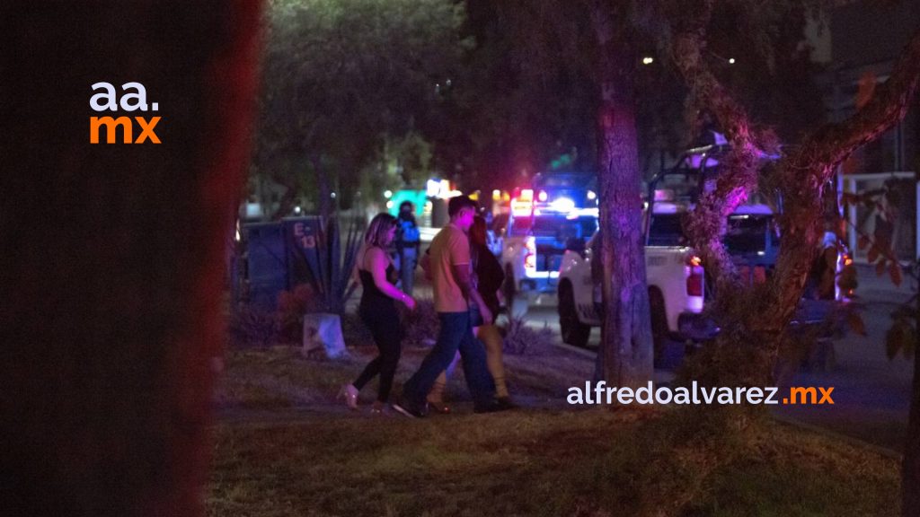 Atacan a balazos a un taxista afuera del antro Cheers