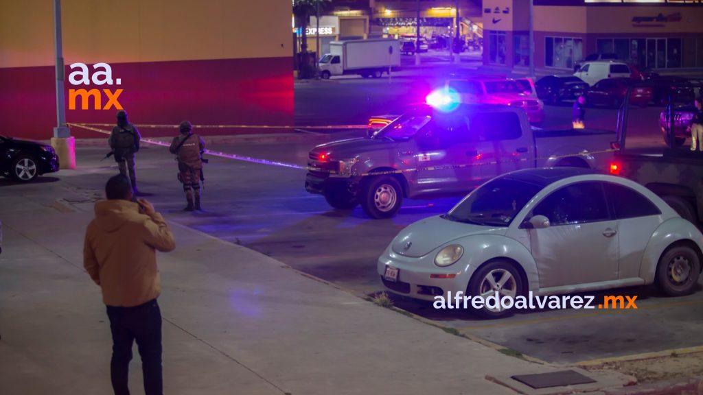 Balean a un hombre en una Plaza Comercial