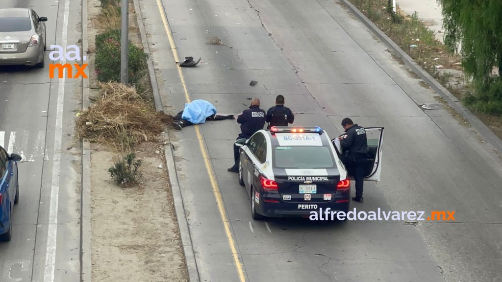 Motociclista choca con auto y muere en la Vía Rápida