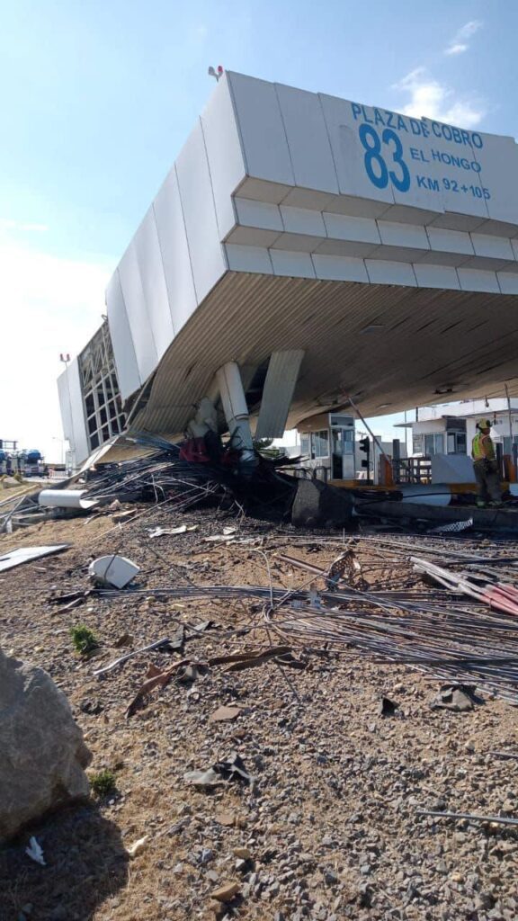 Choque de tráiler provoca colapso de la caseta de cobro en El Hongo