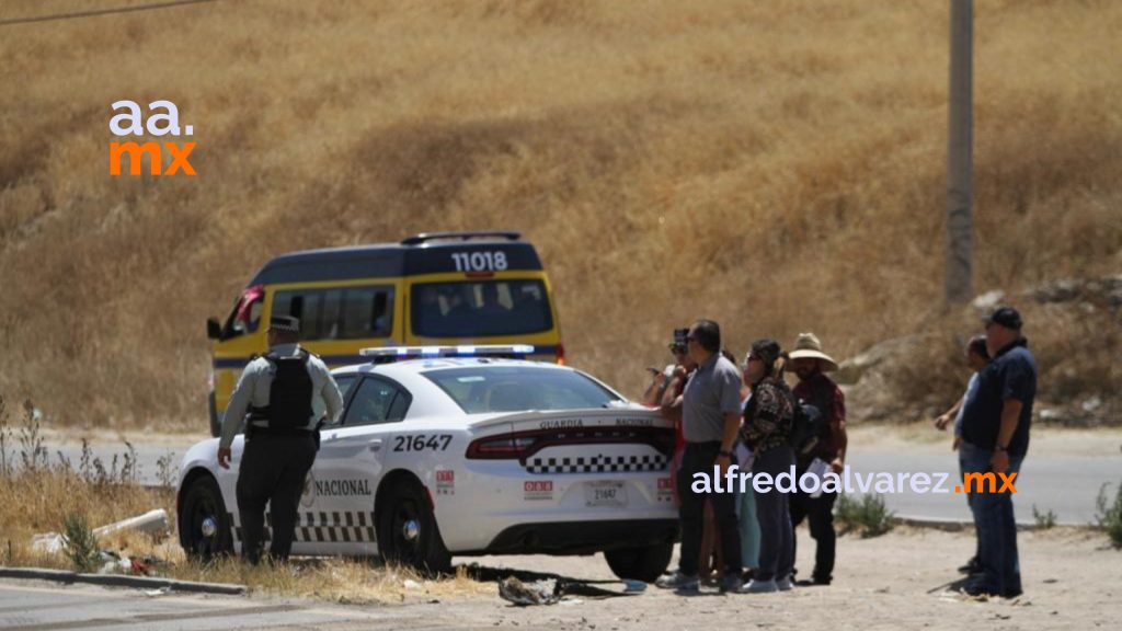 Conductora pierde el control y embiste a camión de transporte de personal
