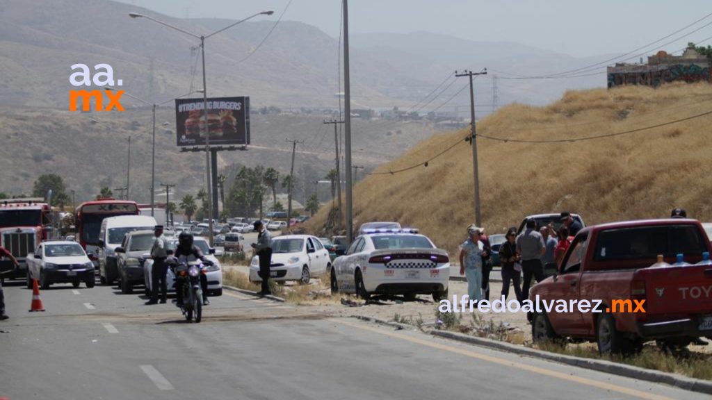 Conductora pierde el control y embiste a camión de transporte de personal