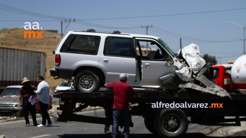 Conductora pierde el control y embiste a camión de transporte de personal