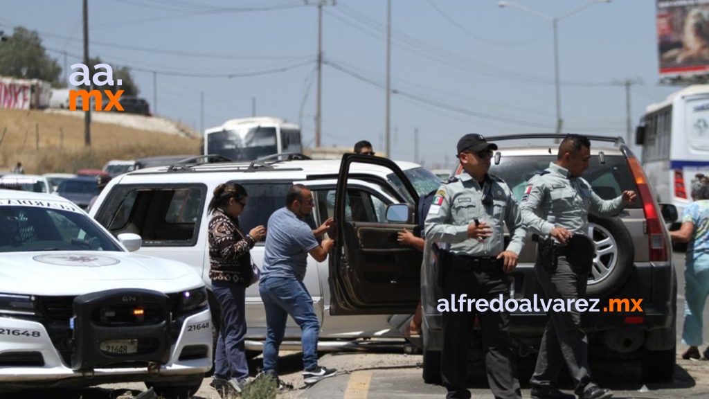 Conductora pierde el control y embiste a camión de transporte de personal