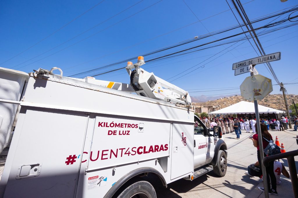 Alcaldesa Montserrat Caballero lleva kilómetros de luz a la Presa Este