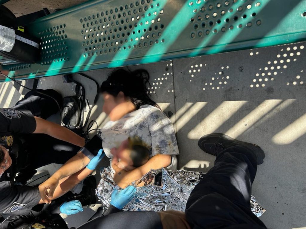 Joven da a luz al cruzar la Garita de San Ysidro