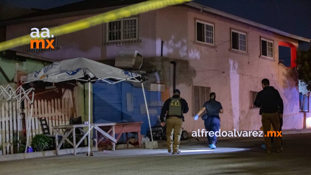 Balean a un joven mientras tomaba en la calle