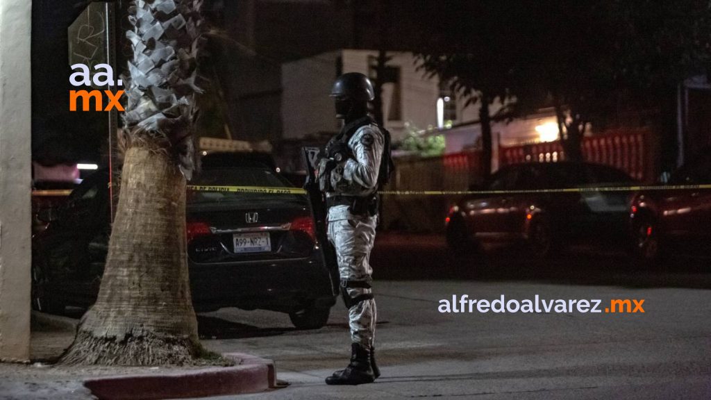 Balean a un joven mientras tomaba en la calle