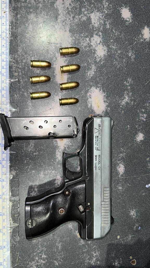 Policía detiene a 11 personas y asegura 70 kg de marihuana, vehículos y un arma