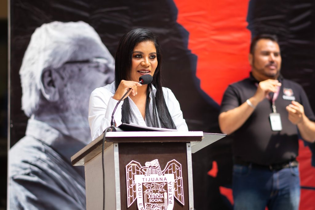 Montserrat Caballero presenta el libro: Historias de Baja California de Carlos Mora