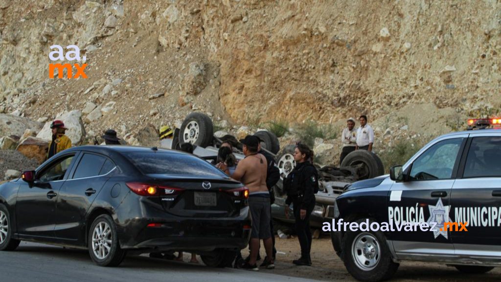 Hombre pierde el control y muere al volcar su vehículo