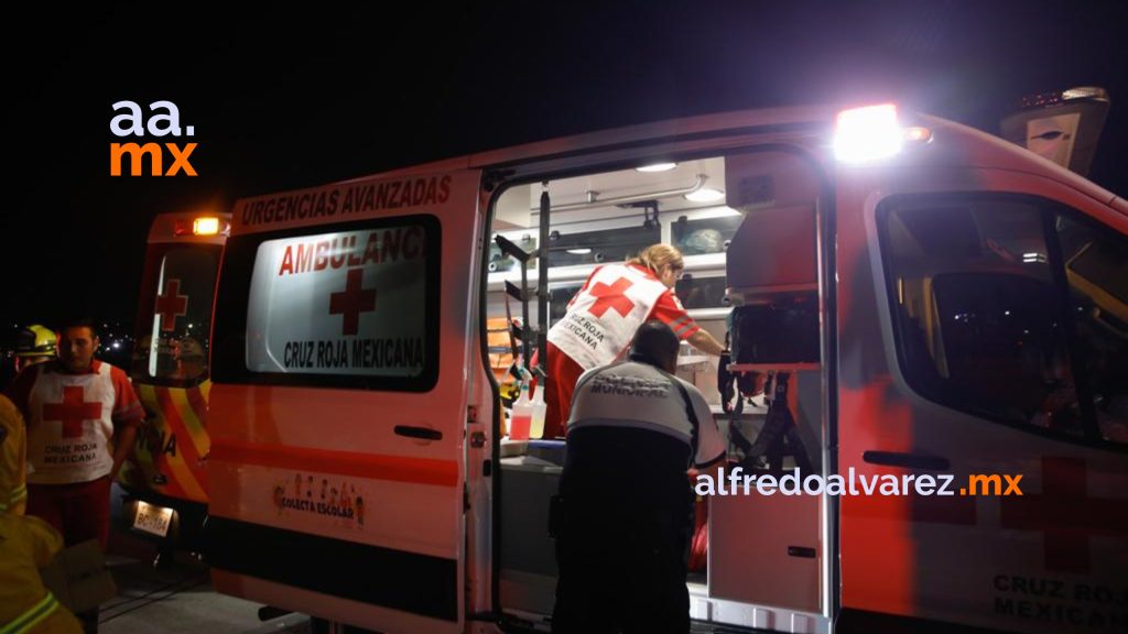 Taxi rojo con negro vuelca y deja un hombre herido, el chofer huyó