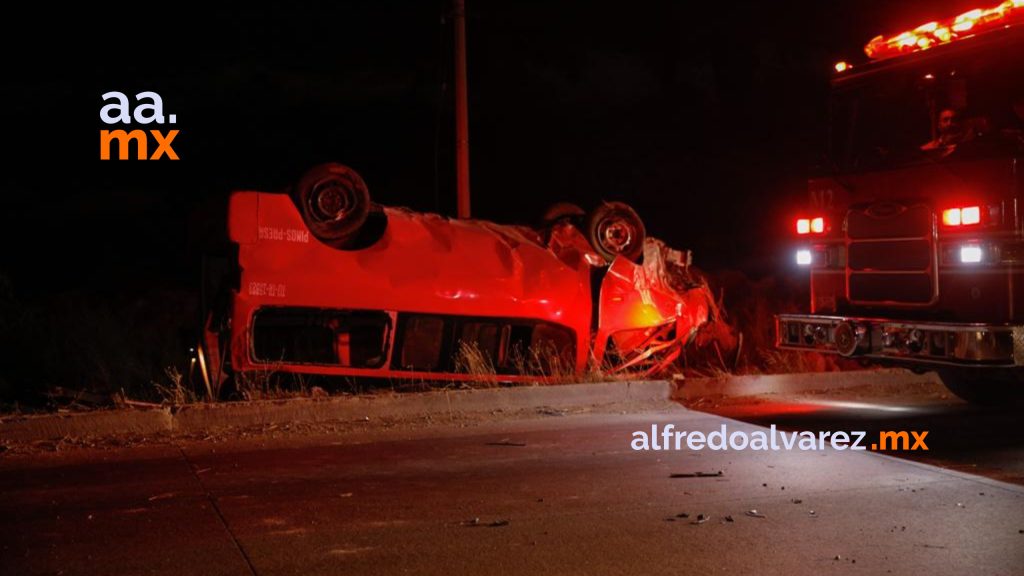 Taxi rojo con negro vuelca y deja un hombre herido, el chofer huyó