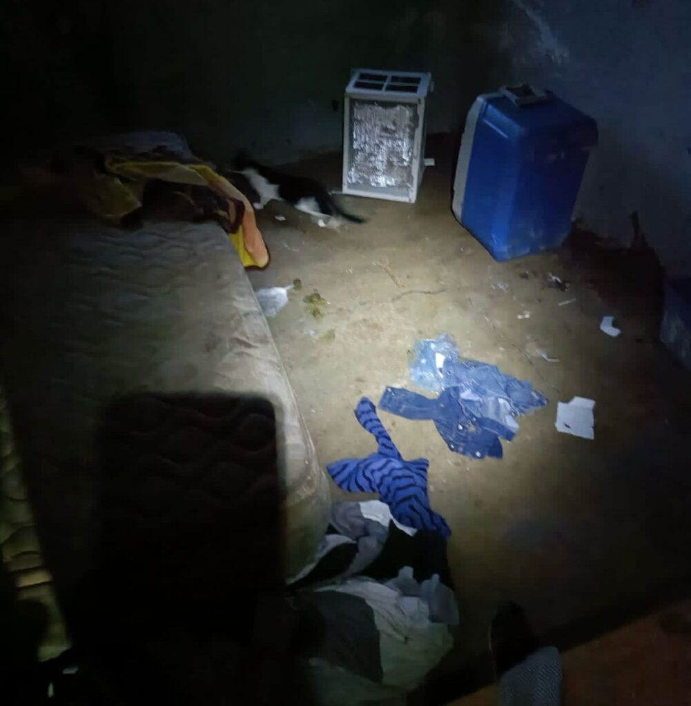 Pareja mantenía a sus tres hijos encadenados con candados
