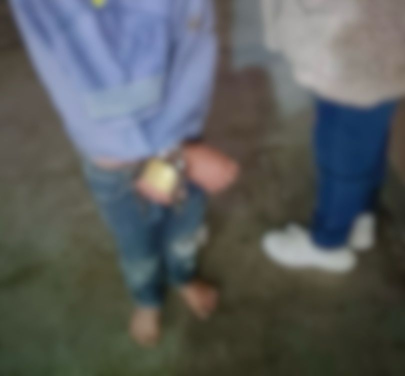 Pareja mantenía a sus tres hijos encadenados con candados
