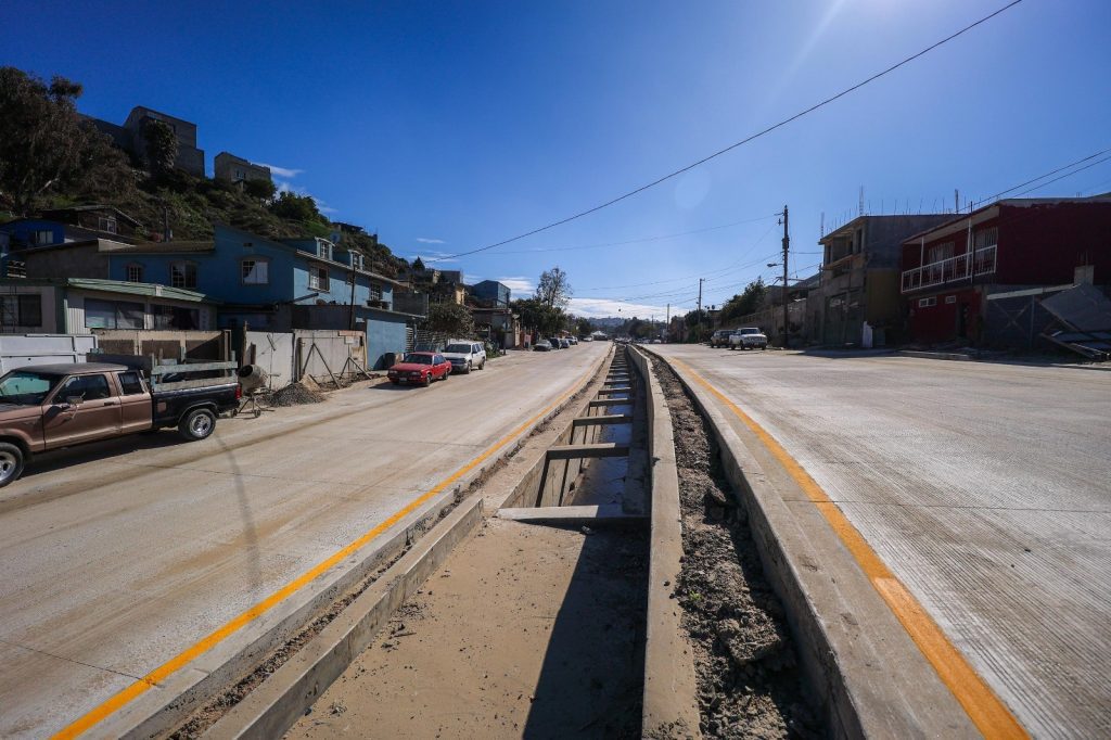 Montserrat Caballero entrega obra prometida en cañón de los Alacranes