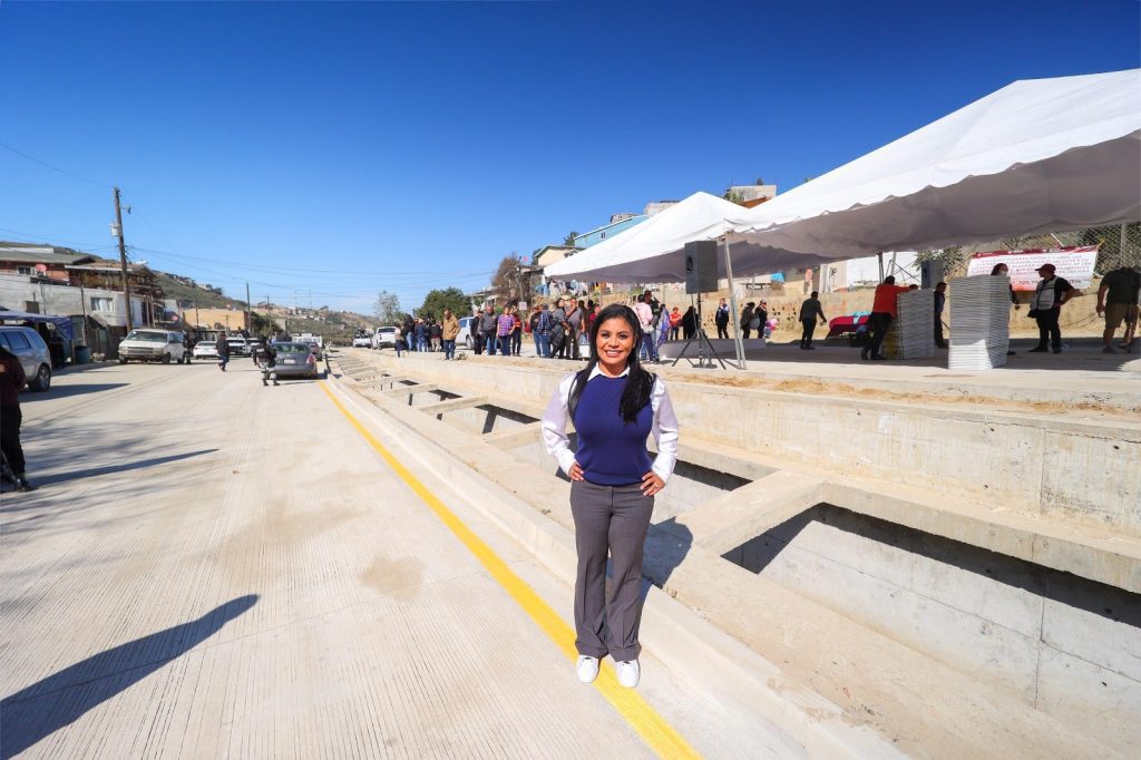 Montserrat Caballero entrega obra prometida en cañón de los Alacranes