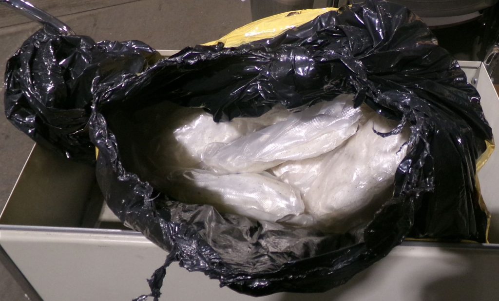 CBP decomisa arma, drogas y dinero por valor de 2.4 mdd